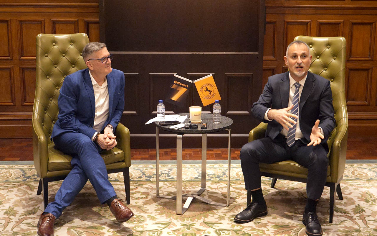 콘티넨탈 타이어의 (좌)미첼 골리지 동아시아 지역 및 호주 총괄 디렉터, (우)톨가 무틀루 아시아 태평양 지역 제품 관리 총괄 매니저