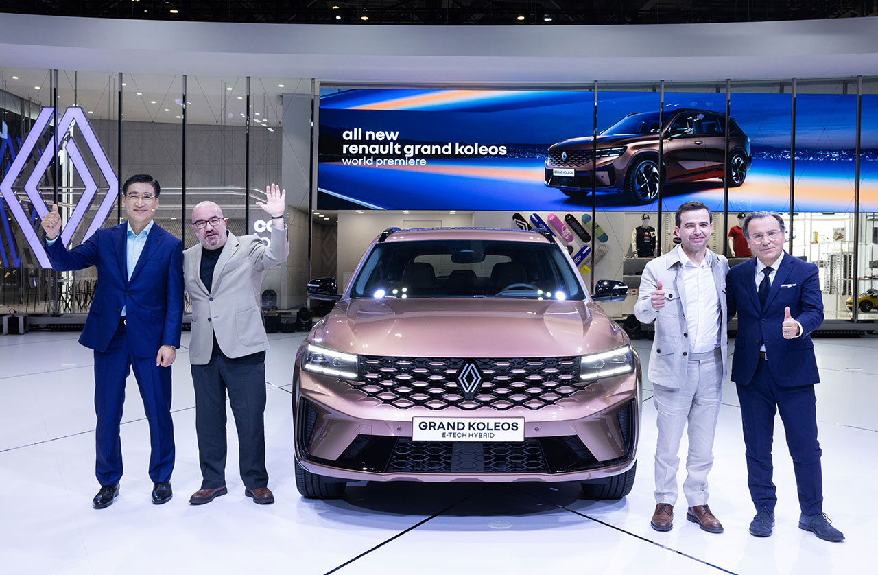 (오른쪽부터) 아르노벨로니 르노 브랜드 마케팅 총괄 부사장, 스테판 드블레즈 르노코리아 사장, 뱅상 페드레티 르노디자인센터서울 디렉터, 최성규 르노코리아 연구소장