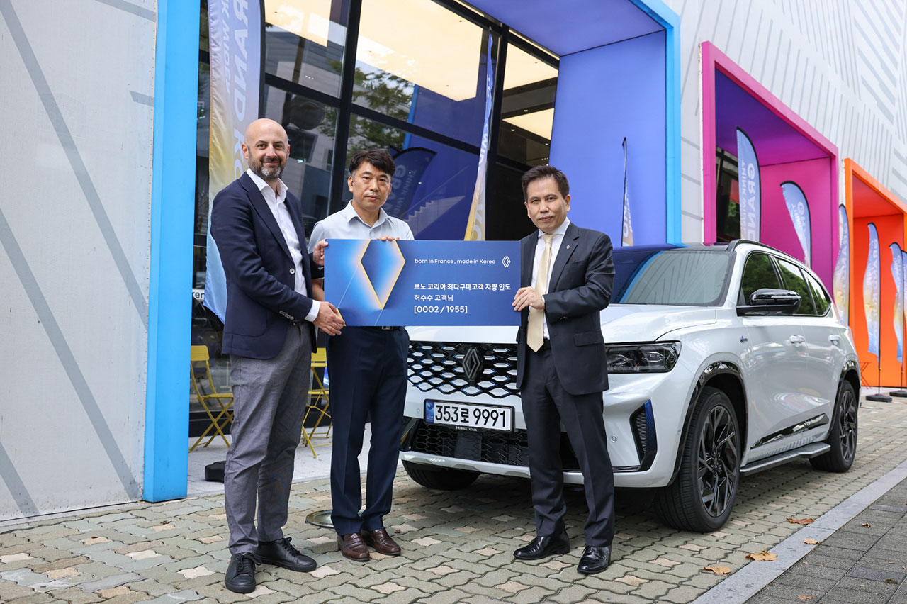 (왼쪽부터) 엠마누엘 알나와킬 르노코리아 영업마케팅본부장, 허수수 고객, 황재섭 르노코리아 영업 및 네트워크 총괄 전무