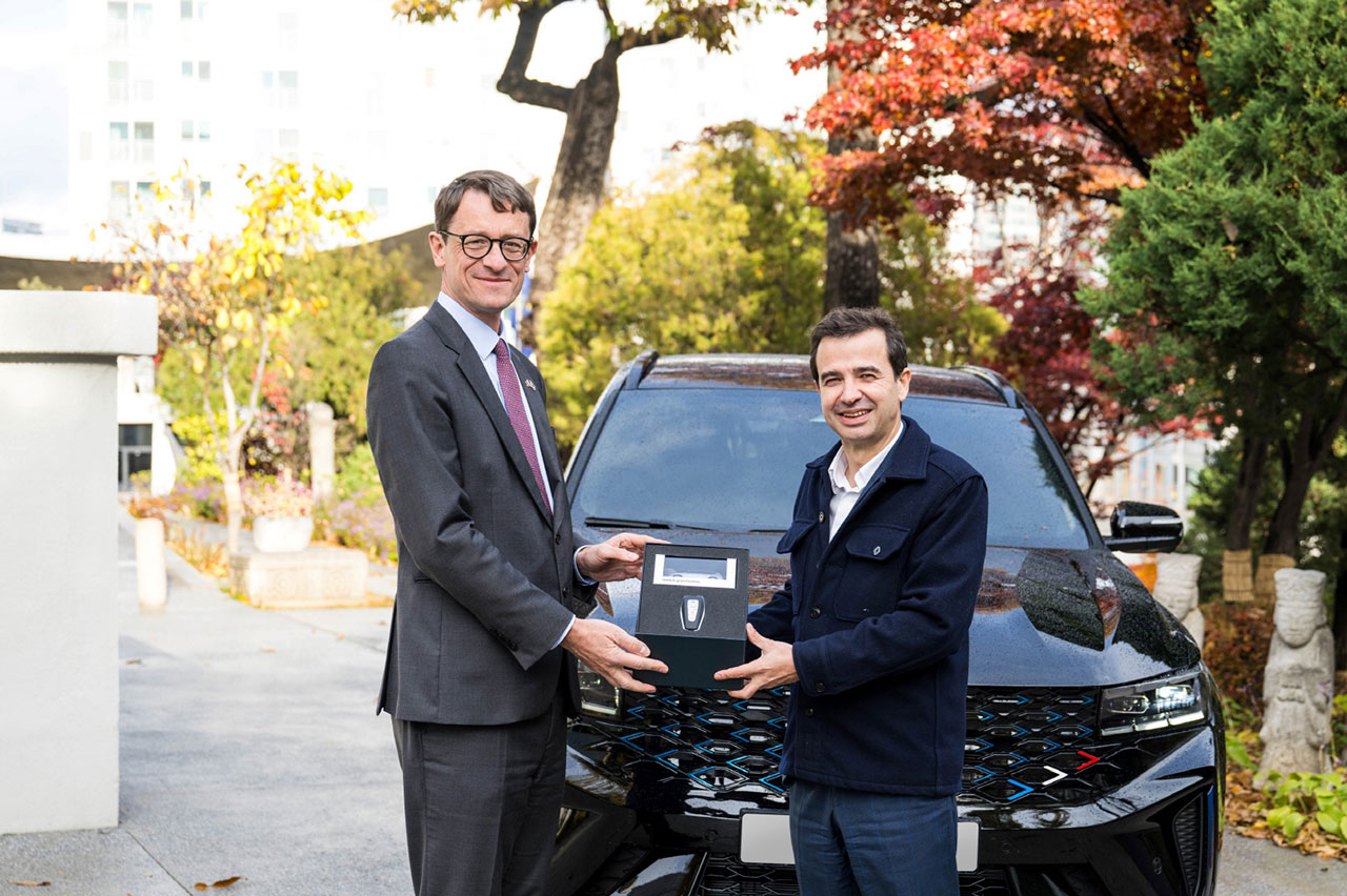 (왼쪽부터) 필립 베르투 주한 프랑스 대사, 스테판 드블레즈 르노코리아 사장