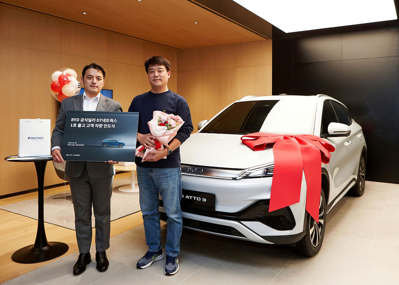 (왼쪽부터) DT네트웍스 권혁민 대표이사, BYD ATTO 3 1호 출고 고객 이상훈님
