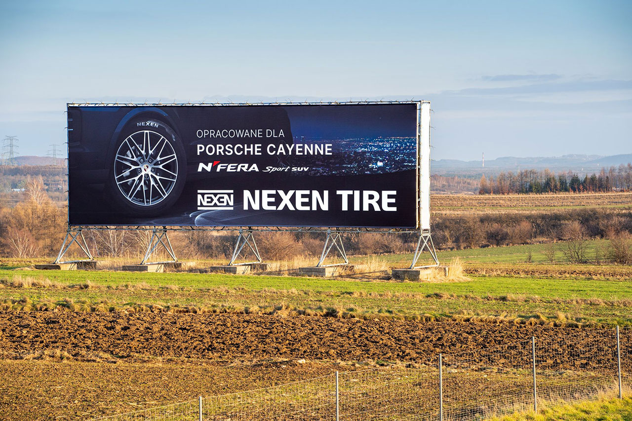 Barsawa ، لهستان ، Nexen تایر تبلیغات در فضای باز