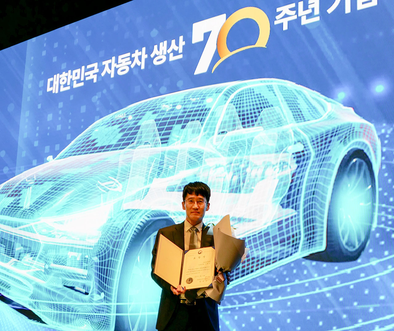 Kumho Tire Kim Hyung -Seok ، یک محقق حرفه ای ، به عنوان شایستگی برای صنعت خودرو انتخاب شد و به وزیر تجارت ، صنعت و وزیر انرژی اعطا کرد.