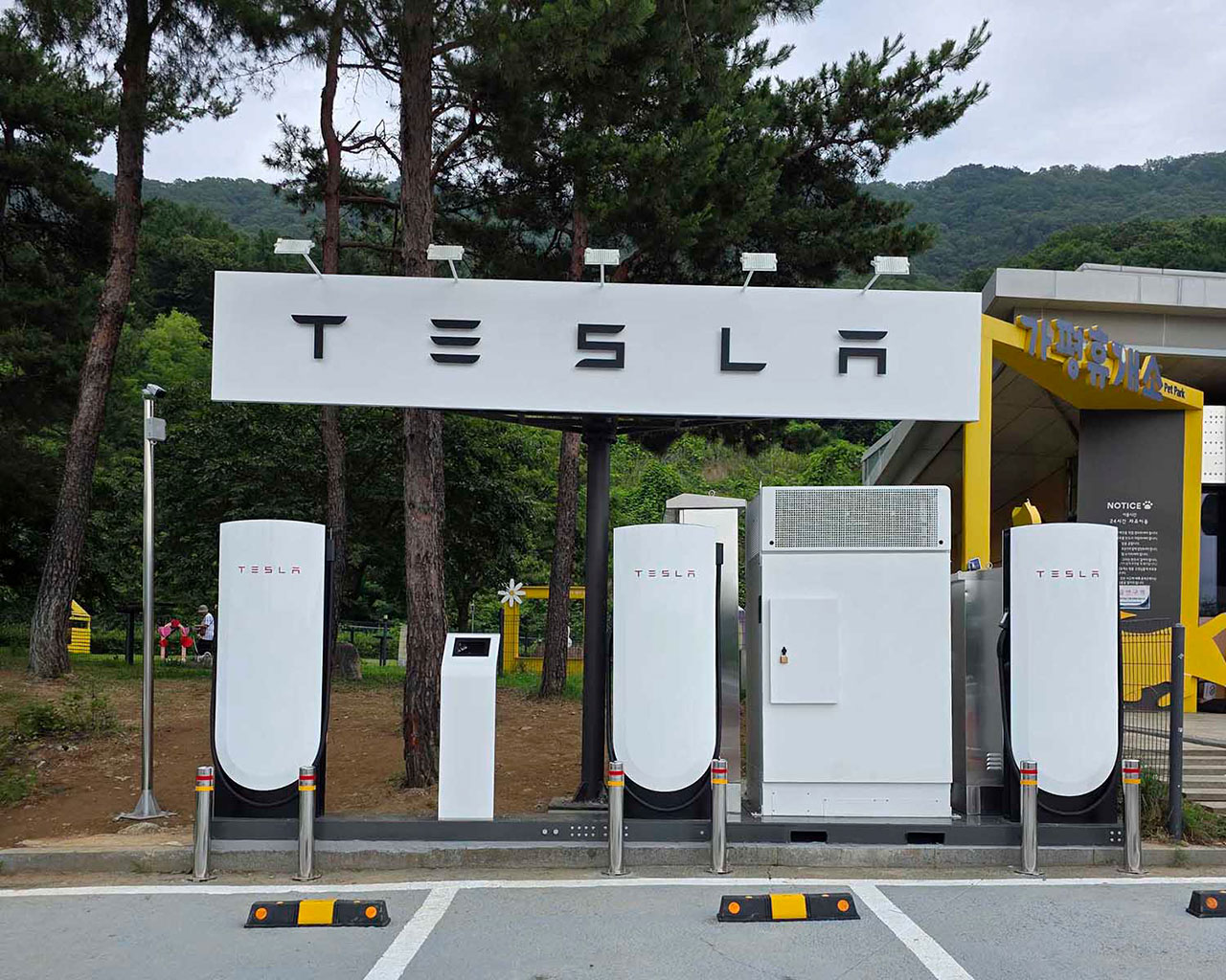 가평휴게소에 설치된 테슬라 V4 수퍼차저