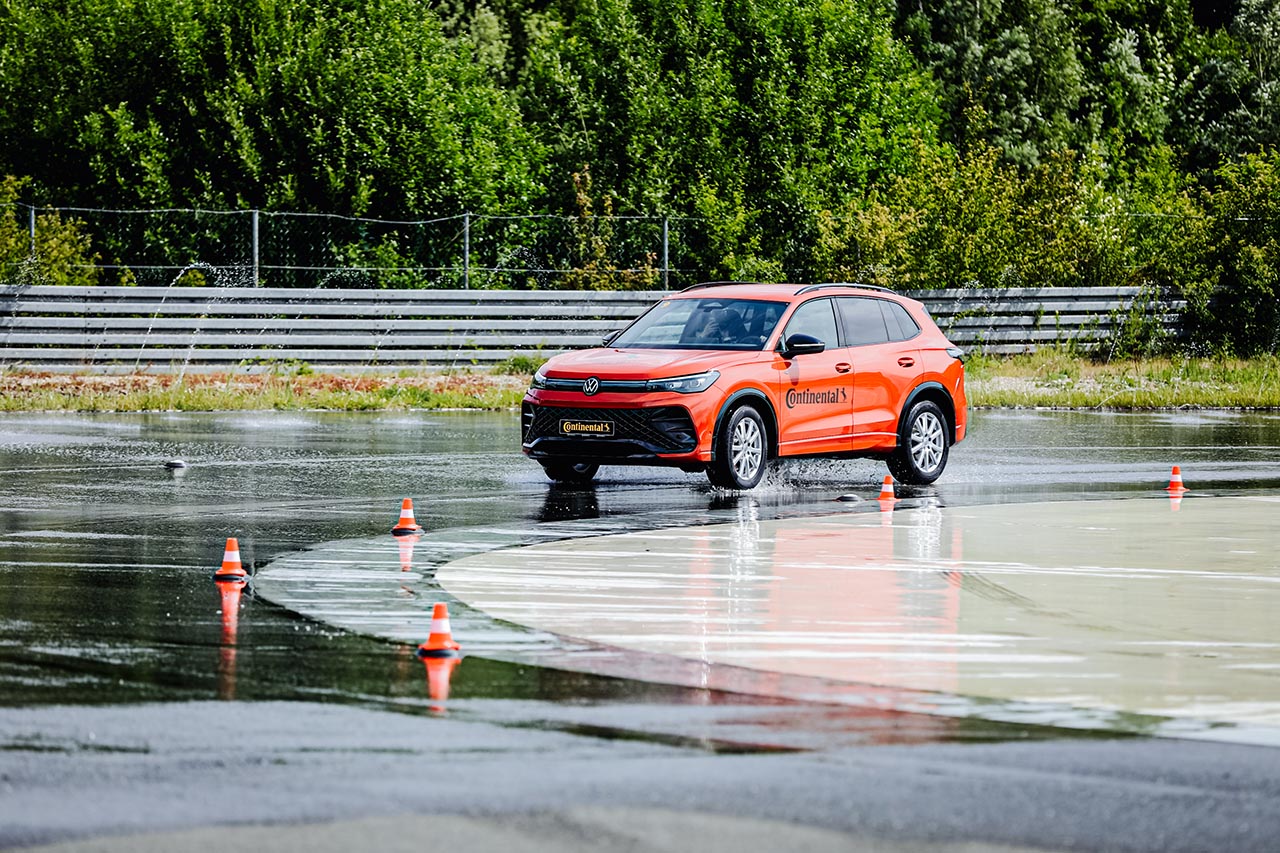 젖은 노면 핸들링 체험에 쓰인 폭스바겐 티구안, UX7의 개발 기준 모델이다