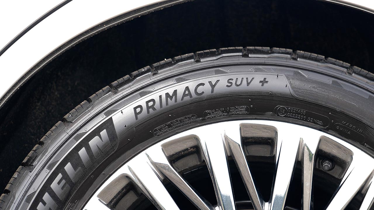 프로덕트 매니저 제이슨은 콘티넨탈 UX7의 경쟁 타이어로 미쉐린 프라이머시 SUV +를 지목했다
