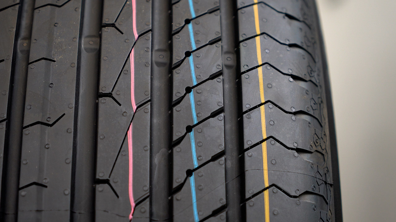 원형으로 파인 패턴이 표면의 수막을 흡수해 횡방향으로 배출한다