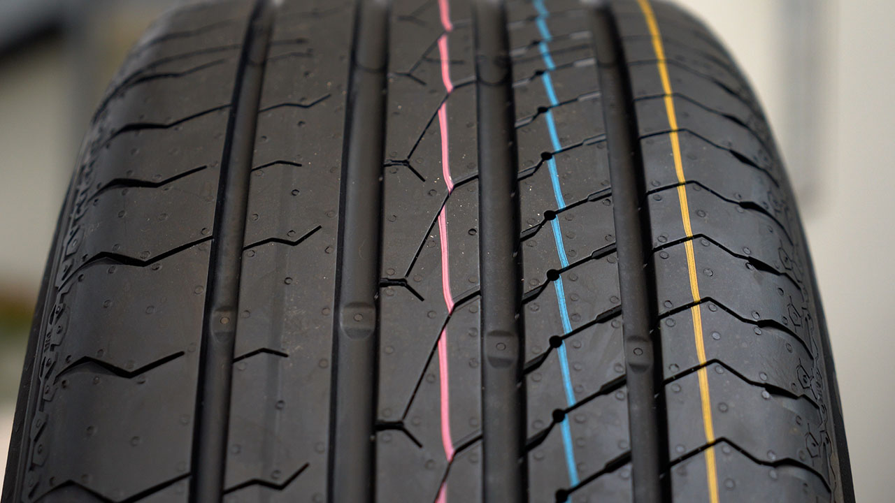 콘티넨탈 울트라 콘택트 UX7의 패턴, 왼쪽부터 외측면이다