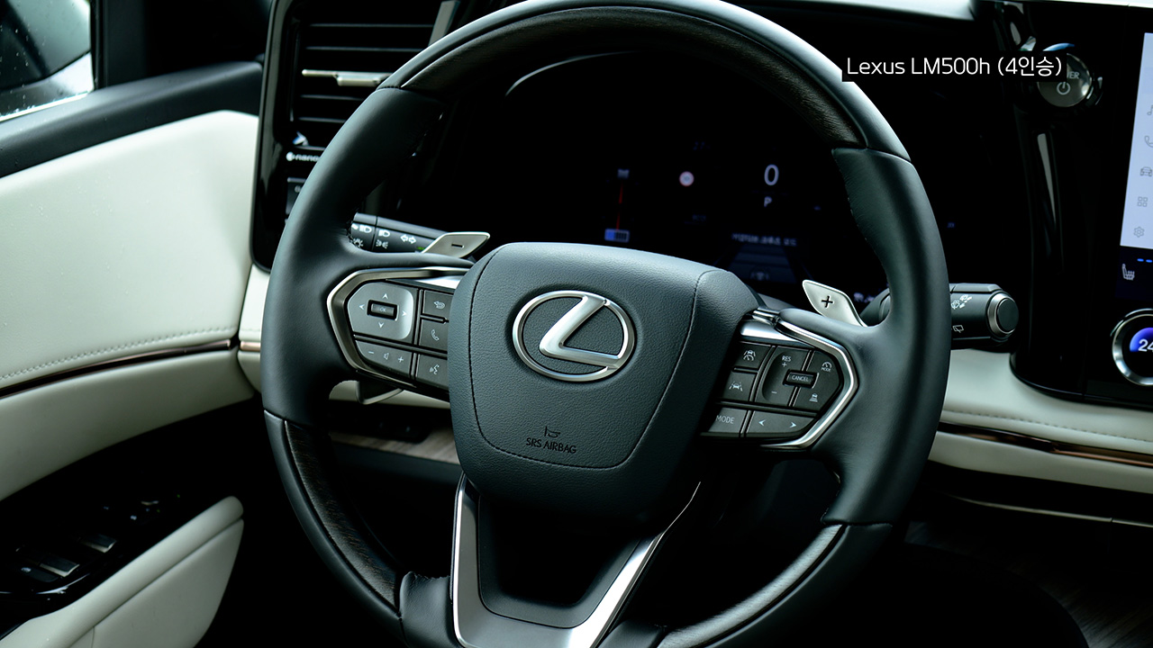 LM 로얄의 스티어링 휠