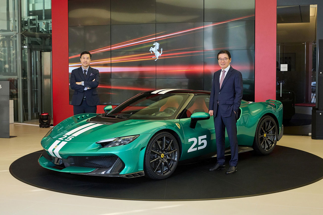 김광철 FMK 대표(우)와 이상욱 페라리 FME(Far and Middle East, 극동 및 중동 지역) 한국 세일즈 총괄 매니저가 296 스페치알레 차량 옆에서 포즈를 취하고 있다.