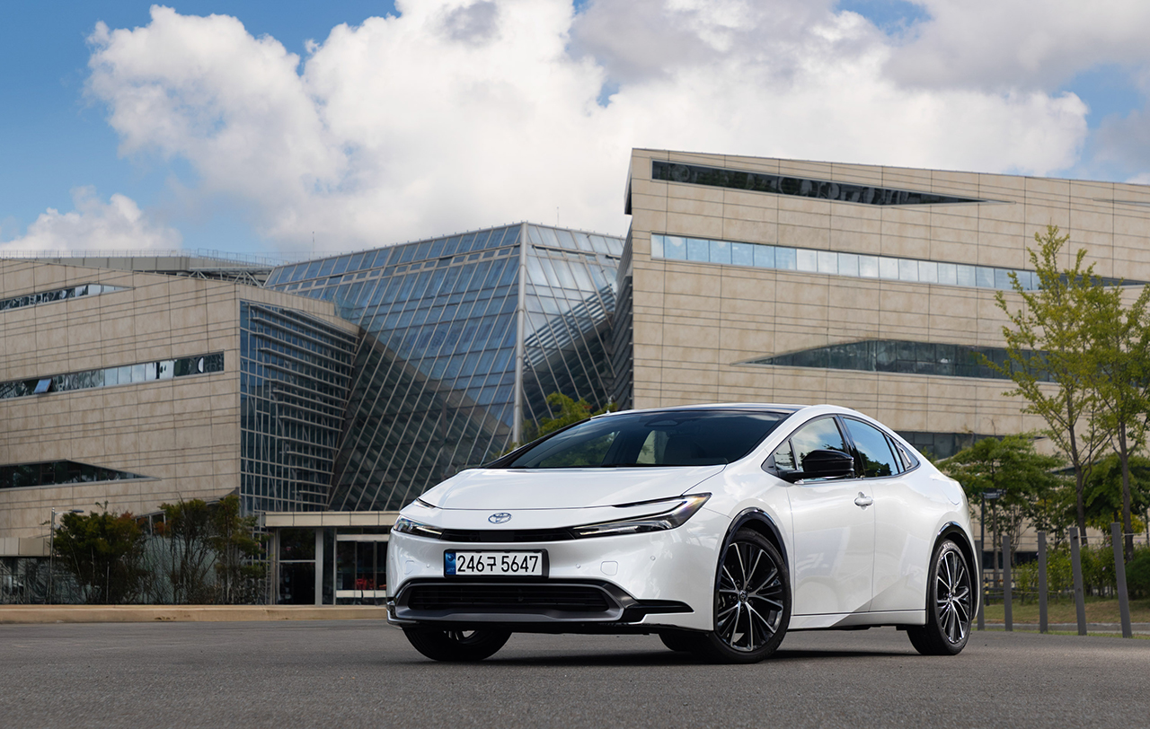 토요타 26년형 프리우스 하이브리드 AWD XLE