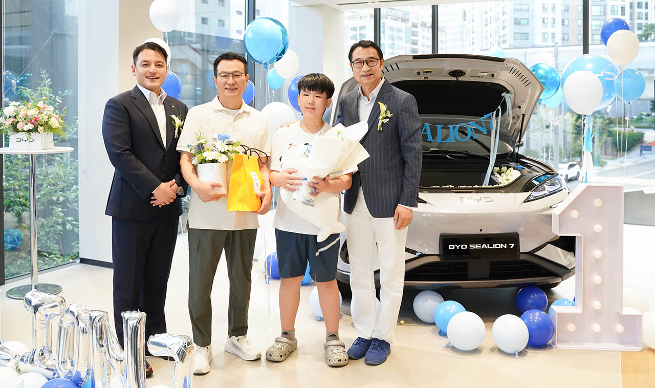 (왼쪽부터) DT네트웍스 권혁민 대표이사, 씨라이언 7 첫번째 고객 가족, BYD APC 자동차 영업사업부 류쉐량 총경리