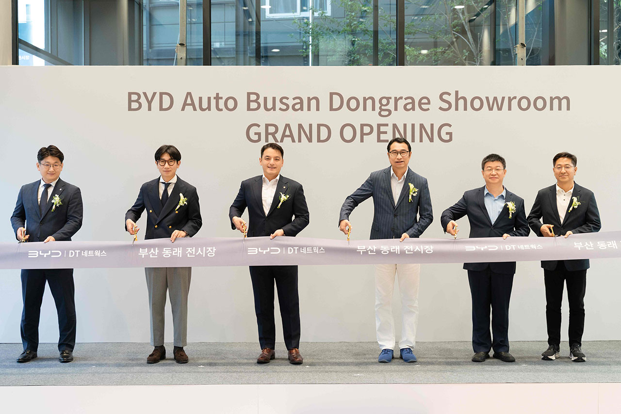 (왼쪽부터) 안성현 DT네트웍스 서비스 본부장, 정석원 DT네트웍스 세일즈 본부장, 권혁민 도이치오토모빌 그룹 부회장, 류쉐량 BYD 아시아태평양 자동차 영업사업부 총경리, 딩하이미아오 BYD코리아 대표, 조인철 BYD코리아 승용부문 대표