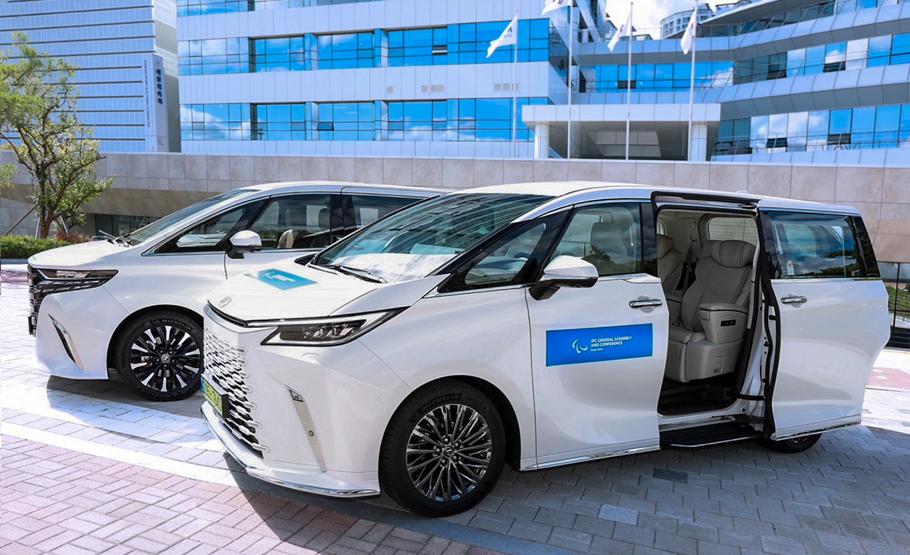 2025 서울 IPC 정기총회 의전 차량으로 활용될 토요타 알파드(왼쪽)와 렉서스 LM(오른쪽)