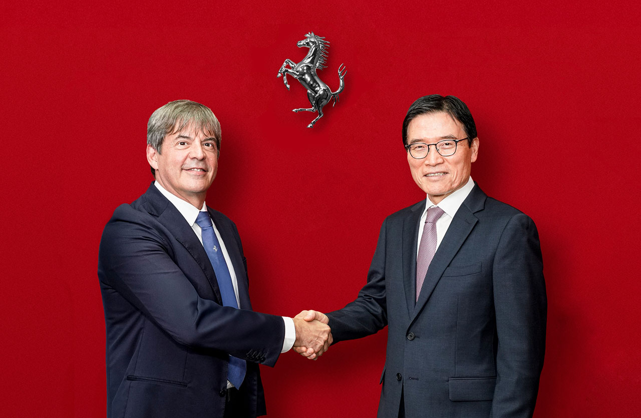 (왼쪽부터) 프란체스코 비앙키 페라리 극동 및 중동 지역 지사장과 김광철 FMK 대표이사