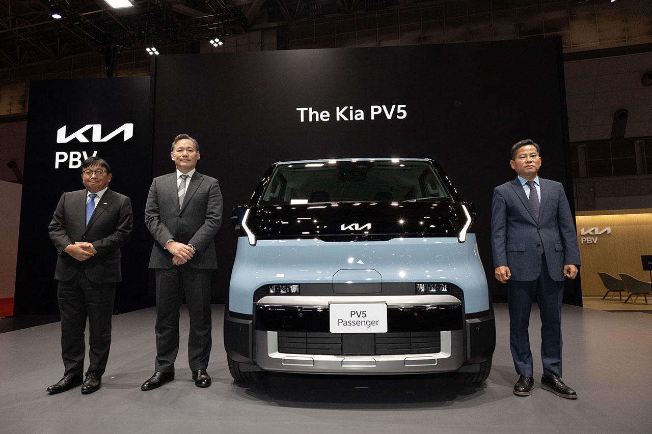 (왼쪽부터) 소지츠 주식회사 '후지모트 마사요시' 회장, 기아 PBV 재팬 대표이사 '타지마 야스나리', 기아 PBV비즈니스사업부 김상대 부사장이 2025 재팬 모빌리티쇼에서 기념촬영을 하고 있는 모습