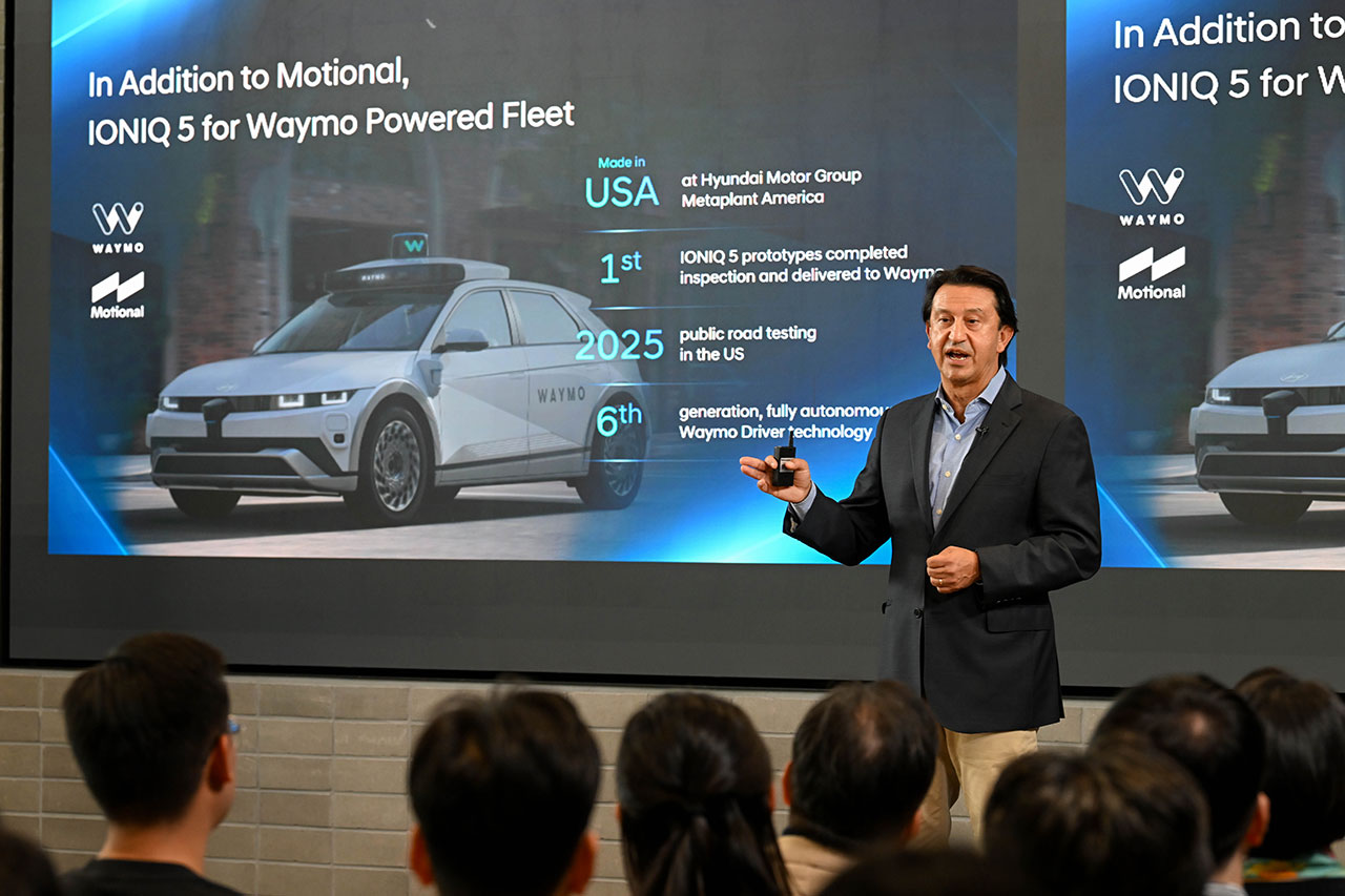 현대차 호세 무뇨스 사장이 타운홀 미팅에서 메시지를 전달하는 모습