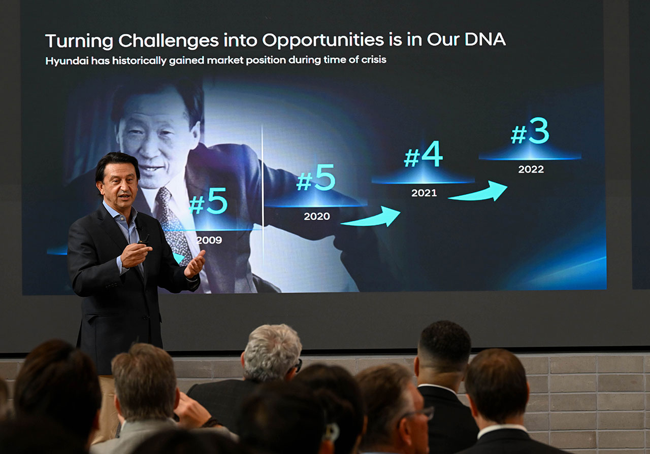 현대차 호세 무뇨스 사장이 타운홀 미팅에서 메시지를 전달하는 모습