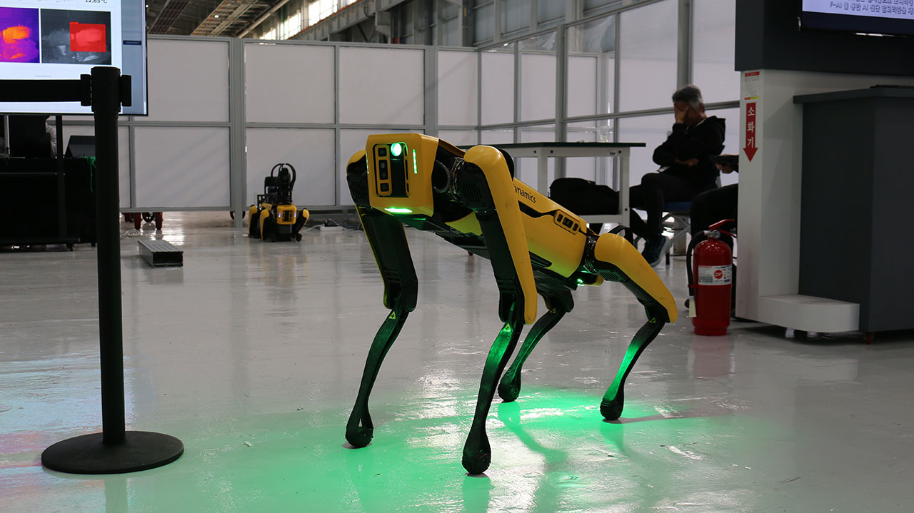 보스턴 다이나믹스의 4족 보행 로봇 'SPOT'이 공장을 자율 순찰하며 다양한 센서로 설비 상태를 실시간 모니터링하는 모습